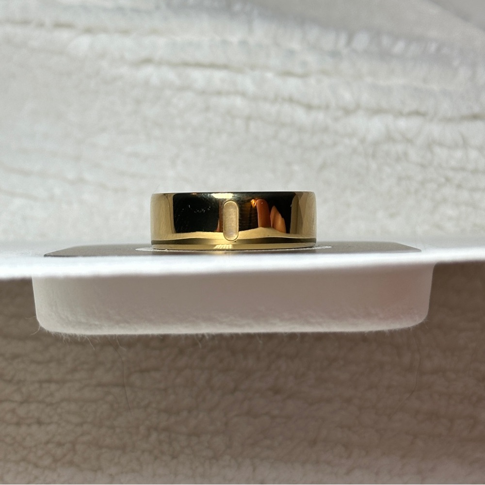 Oura Ring Gen 4 Size 8 Gold Activity Tracker with Charger Box (Great Condition) - Picture 5 of 15